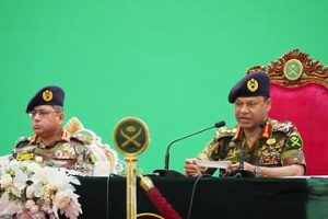 সেনাবাহিনী প্রধান জেনারেল এস এম শফিউদ্দিন আহমেদ শনিবার ঢাকা সেনানিবাসের সেনা প্রাঙ্গণে বিদায়ী দরবারে বক্তব্য দেন। পাশে রয়েছেন নবনিযুক্ত সেনাপ্রধান লেফটেন্যান্ট জেনারেল ওয়াকার-উজ-জামান  

সেনাবাহিনী প্রধান জেনারেল এস এম শফিউদ্দিন আহমেদ আজ শনিবার সামরিক কর্মকর্তা, জেসিও ও অন্যান্য পদবির সেনাসদস্যদের উদ্দেশে তার বিদায়ী দরবার গ্রহণ করেন এবং মতবিনিময় করেন। ঢাকা সেনানিবাসের সেনা প্রাঙ্গণে এ দরবার অনুষ্ঠিত হয়। এ সময় সব সেনানিবাস থেকে সেনাসদস্যরা ভিডিও টেলি কনফারেন্সের (ভিটিসি) মাধ্যমে সংযুক্ত থেকে দরবারে অংশ নেন। ছবি:আইএসপিআর